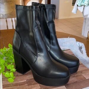Soda black boots with Chunky Heel